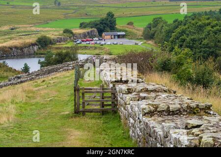 14.09.21 Cawfields, Northumberland, Großbritannien. Cawfields, wo die Hadrianmauer am Rand der steilen Klippen der Whin Sill hängt. Stockfoto