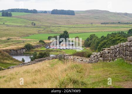 14.09.21 Cawfields, Northumberland, Großbritannien. Cawfields, wo die Hadrianmauer am Rand der steilen Klippen der Whin Sill hängt. Stockfoto