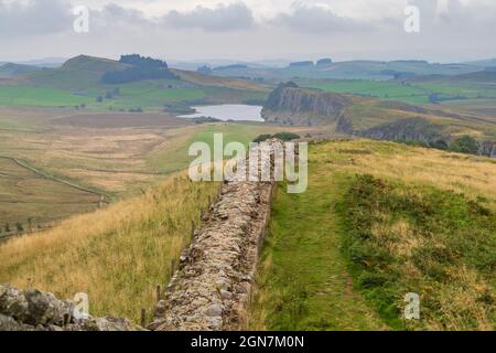 Der Hadrian’s Wall Path ist ein 84 Meilen (135 km) langer National Trail, der sich von Wallsend, Newcastle upon Ty, aus Küste zu Küste durch Nordengland erstreckt Stockfoto