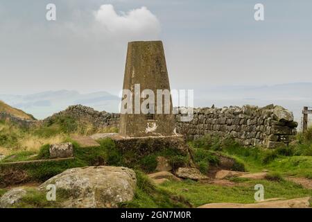 14.09.21 der trig Point von Winshield Crag, dem höchsten Punkt auf Hadrians Wa in der Nähe von Once Brewed, Northumberland, Großbritannien. Das einst gebraute öffentliche Haus auf dem Stockfoto