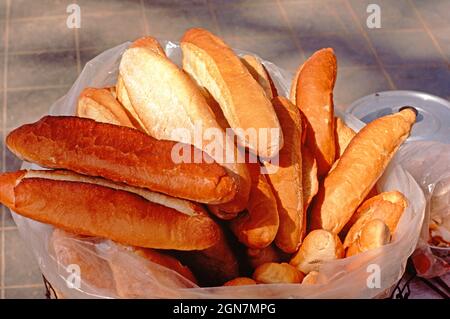 Vietnam. Hanoi. Französische Brotscheibe mit kurzen Baguettes. Stockfoto