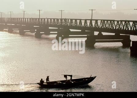 Vietnam. Da-Nang. Han-Fluss. Alte Brücke und vorbeifahrende Boot. Stockfoto