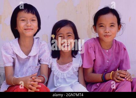 Vietnam. Vung Tau. Kinder. Porträt von drei Mädchen. Stockfoto