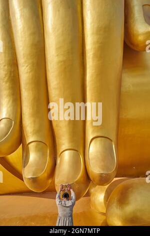 ANG THONG, THAILAND: Eine Thai-Frau berührt einen der riesigen Finger des Großen Buddha von Thailand im Wat Muang Stockfoto