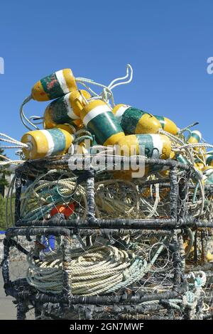 Wunderschöne Aufnahme von bunten Krabbenbojen-Fallen, die mit Seilen auf einem Boot in Newport, Oregon, USA, verbunden sind Stockfoto