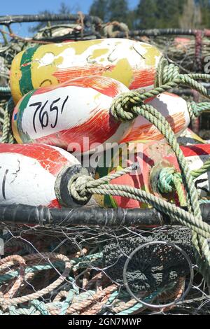 Wunderschöne Aufnahme von bunten Krabbenbojen-Fallen, die mit Seilen auf einem Boot in Newport, Oregon, USA, verbunden sind Stockfoto