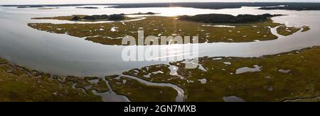Kanäle schlängeln sich durch ein Salzgesumpf in Pleasant Bay, Cape Cod, Massachusetts. Diese Art von Feuchtgebiet Lebensraum ist lebenswichtige Futterplätze für Wildtiere. Stockfoto