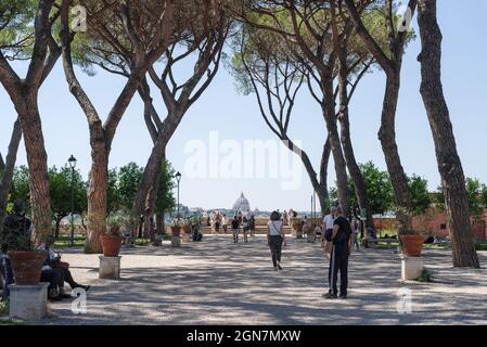 Besucher genießen den ruhigen Savello Park, auch Giardino degli Aranci (Garten der Orangen) auf dem Hügel Aventine in Rom genannt Stockfoto