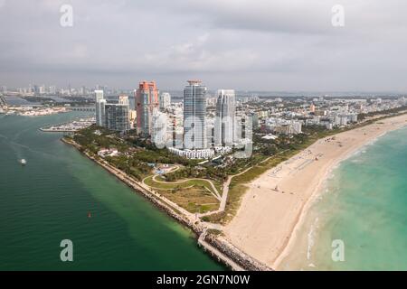 Unglaubliche Tagesansicht der Hochhausanlagen von South Pointe mit Blick auf Miami Beach und sandigen Küsten, die das türkisfarbene Wasser darunter säumen. Stockfoto