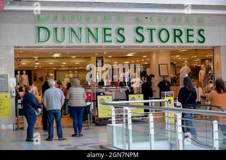 Einkäufer betreten das Dunnes Stores Outlet in Derry, Londonderry, Nordirland. ©George Sweeney / Alamy Stockfoto Stockfoto