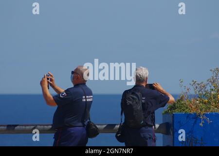 Termoli - Molise - 14. Mai 2021 - zwei Mitglieder der Nationalen Carabinieri-Vereinigung fotografieren an einem warmen Maifeiertag das Meer mit ihren Handys Stockfoto
