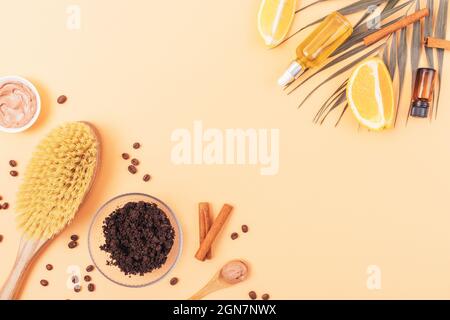 Flache Lay-Komposition mit natürlichen Bio-Kosmetik-Hautpflegeprodukten und trockener Massage Kaktusbürste auf beigem Hintergrund. Stockfoto