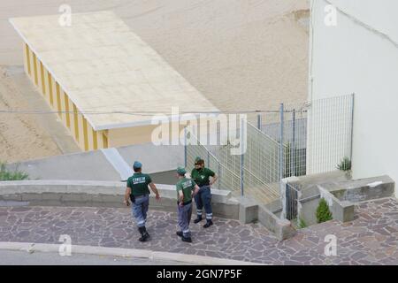 Termoli - Molise - 14. Mai 2021 - uniformierte Ökologische Wächter inspizieren die Straße. Stockfoto
