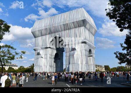 Triumphbogen, der am 18. September 2021 in Paris, Frankreich, in ein riesiges Stoffblatt gehüllt wurde, als Teil eines Projekts von Christo Javacheff. Stockfoto