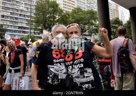 7. September 2021: Ein Mann und eine Frau nehmen an einer Kundgebung in Rio de Janeiro Teil, um gegen den brasilianischen Präsidenten Bolsonaro zu protestieren und ihm zu sagen, dass sie ihn nicht wollen. Stockfoto