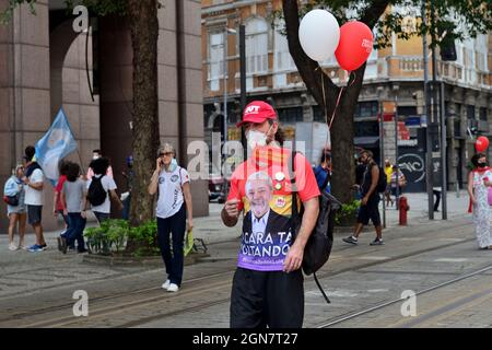 7. September 2021:der Mann trägt ein T-Shirt, in dem der ehemalige brasilianische Präsident Luiz Inacio Lula da Silva während eines Anti-Bolsonaro-Protests in Rio de Janeiro dargestellt wird Stockfoto