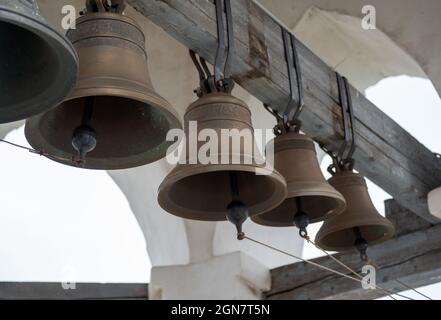 Große Kirchenglocken. Glockenreihe auf dem Kirchturm. glockenturm der kirche Stockfoto