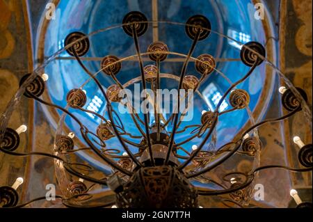 Abstrakter Hintergrund orange und blau Dekor-Elemente, schmiedeeiserne Lampe, Kronleuchter. Dekorative Elemente im Tempel Stockfoto