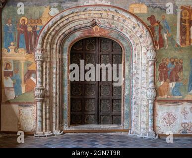 Vintage Metalltür. Alte antike Türen im Inneren des Tempels, die Wände sind mit Fresken auf religiösen biblischen Themen bemalt Stockfoto