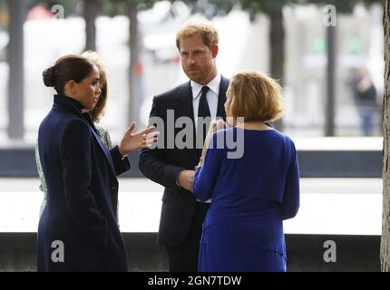 New York, Usa. September 2021. Prinz Harry und Meghan, der Herzog und die Herzogin von Sussex, besuchen am Donnerstag, den 23. September 2021, die reflektierenden Pools im 9/11 Museum im Ground Zero in New York City. Foto von John Angelillo/UPI Credit: UPI/Alamy Live News Stockfoto