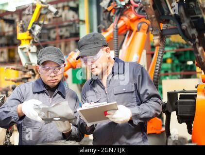 Technische Diskussion über die Arbeit in der Fabrik Stockfoto