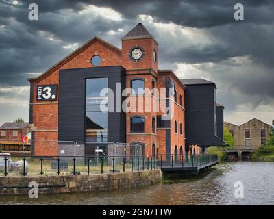 Lagergebäude am Wigan Pier am Leeds - Liverpool Canal. Derzeit werden Wohnungs- und Zugangsbereiche sanentwickelt. Stockfoto