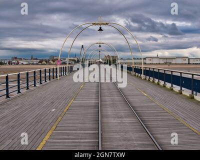 Ein Blick vom Ende des berühmten, 1,108 Meter langen Southport Pier im Nordwesten Großbritanniens. Eröffnet im August 1860, ist es der älteste Eisensteg in Großbritannien. Stockfoto