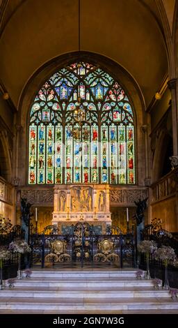 The East Window von Edward Burne-Jones auf dem Holy Trinity Sloane Square, einer anglikanischen Kirche in der Sloane Street in Kensington & Chelsea, im Zentrum von London SW1 Stockfoto