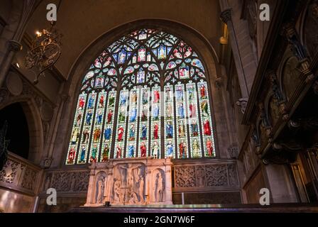 The East Window von Edward Burne-Jones auf dem Holy Trinity Sloane Square, einer anglikanischen Kirche in der Sloane Street in Kensington & Chelsea, im Zentrum von London SW1 Stockfoto