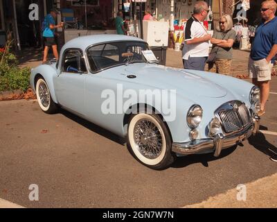 Die jährliche Automobilausstellung „Brits on the Beach“ in Ocean Grove, New Jersey, zieht zahlreiche restaurierte und klassische britische Autos an. Stockfoto