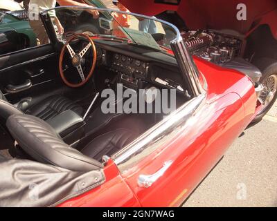 Die jährliche Automobilausstellung „Brits on the Beach“ in Ocean Grove, New Jersey, zieht zahlreiche restaurierte und klassische britische Autos an. Stockfoto