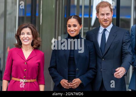 New York, USA. September 2021. Die Gouverneurin von New York, Kathy Hochul, Meghan Markle und Prinz Harry, die Herzogin und Herzog von Sussex, besuchen am 23. September 2021 den One World Trade in New York City. (Foto von Gabriele Holtermann/Sipa USA) Quelle: SIPA USA/Alamy Live News Stockfoto