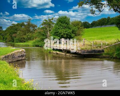 Eine verkommene, ausgenutzte Drehbrücke auf dem Kanal von Leeds nach Liverpool in Lancashire, England, Großbritannien Stockfoto