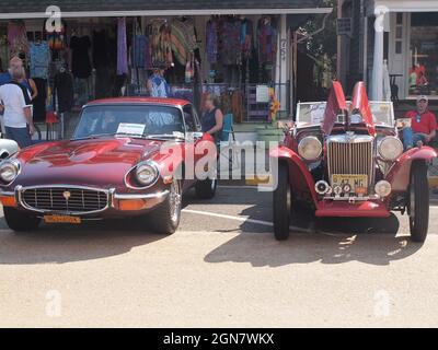 Die jährliche Automobilausstellung „Brits on the Beach“ in Ocean Grove, New Jersey, zieht zahlreiche restaurierte und klassische britische Autos an. Stockfoto