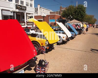 Die jährliche Automobilausstellung „Brits on the Beach“ in Ocean Grove, New Jersey, zieht zahlreiche restaurierte und klassische britische Autos an. Stockfoto