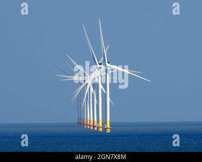 Minster on Sea, Kent, Großbritannien. September 2021. Windturbinen vom Windpark Kentish Flats in der Themse-Mündung aus Sicht von Minster on Sea, Kent, heute Nachmittag. Das Vereinigte Königreich steht vor einer Energiekrise im Winter, die zum Teil auf die weniger als erwarteten Winde in diesem Jahr zurückzuführen ist. Kredit: James Bell/Alamy Live Nachrichten Stockfoto