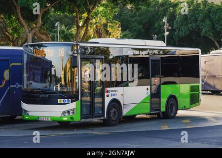 Valletta, Malta Öffentliche Verkehrsmittel Bus am Terminal. Grüner und weißer Dieselbus an der zentralen Bushaltestelle von Valletta an einem sonnigen Tag. Stockfoto