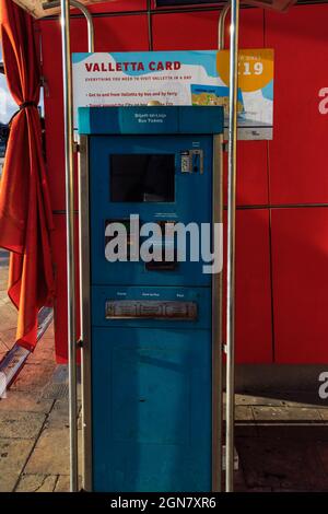 Valletta, Malta Card Self Service Sale Kiosk. Tagesansicht des Smart Point für die Tallinja Touristenkarte am Busbahnhof des öffentlichen Nahverkehrs. Stockfoto