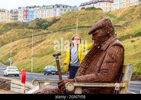 Freddie Gilroy und die Belsen-Nachzügler liebten die Statue des Bildhauers Ray Lonsdale, die die North Bay von Scarborough, England, überblickt. Stockfoto
