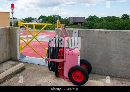 Hubschrauberlandeplatz und Feuerlöscher auf dem Parkplatz des Krankenhauses Stockfoto