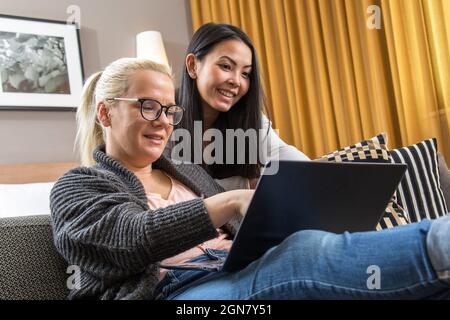 Hamburg, Deutschland. März 2018. Vor allem unter jüngeren Menschen haben viele bereits durch ihr soziales Umfeld einen Arbeitsplatz gefunden. Quelle: Christin Klose/dpa-mag/dpa/Alamy Live News Stockfoto