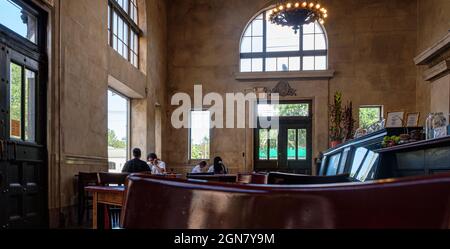 NEW ORLEANS, LA, USA - 28. JUNI 2021: Szene aus dem Inneren eines Cafés mit verschiedenen Brauntönen Stockfoto