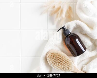 Braune Flasche Mockup für Badeprodukte im Bad, Spa-Shampoo, Duschgel, Flüssigseife auf Baumwolltuch und Holzbürste flach legen. Ansicht von oben, Kopie Spa Stockfoto
