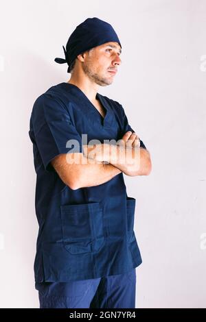 Krankenschwester, Arzt oder Tierarzt in dunkelblauer Uniform im Krankenhaus, Arme gekreuzt. Medizin-, Krankenhaus- und Gesundheitskonzept. Stockfoto