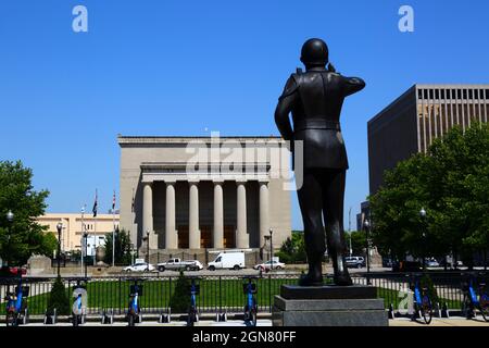 Baltimore war Memorial (101 N Gay St), Statue eines unbekannten Soldaten vor dem Rathaus und dem war Memorial Plaza, Baltimore, Maryland, USA Stockfoto