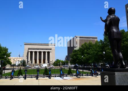 Baltimore war Memorial (101 N Gay St), Statue eines unbekannten Soldaten vor dem Rathaus und dem war Memorial Plaza, Baltimore, Maryland, USA Stockfoto