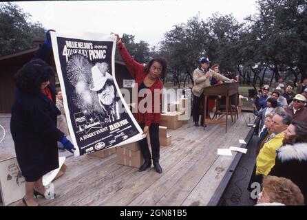 Austin Texas USA, Januar 1991: Die Internal Revenue Service (IRS) Auktion von persönlichen Gegenständen des Musikers Willie Nelson auf der Briarcliff Ranch in Nelson, die zur Befriedigung seiner Steuerschuld abgehalten wird, zieht eine große Menschenmenge an. ©Bob Daemmrich Stockfoto