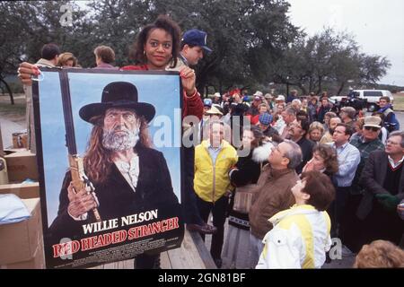 Austin Texas USA, Januar 1991: Die Internal Revenue Service (IRS) Auktion von persönlichen Gegenständen des Musikers Willie Nelson auf der Briarcliff Ranch in Nelson, die zur Befriedigung seiner Steuerschuld abgehalten wird, zieht eine große Menschenmenge an. ©Bob Daemmrich Stockfoto