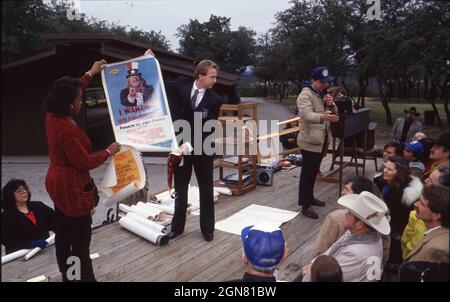 Austin Texas USA, Januar 1991: Die Internal Revenue Service (IRS) Auktion von persönlichen Gegenständen des Musikers Willie Nelson auf der Briarcliff Ranch in Nelson, die zur Befriedigung seiner Steuerschuld abgehalten wird, zieht eine große Menschenmenge an. ©Bob Daemmrich Stockfoto