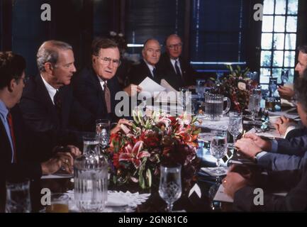 Houston, Texas, USA, Juli 1990: US-Präsident GEORGE W. BUSH (c) und Außenminister JAMES BAKER (l) veranstalten während des Wirtschaftsgipfels für Industrieländer an der Universität von Reis ein Arbeitsessen mit anderen Weltführern. ©Bob Daemmrich Stockfoto